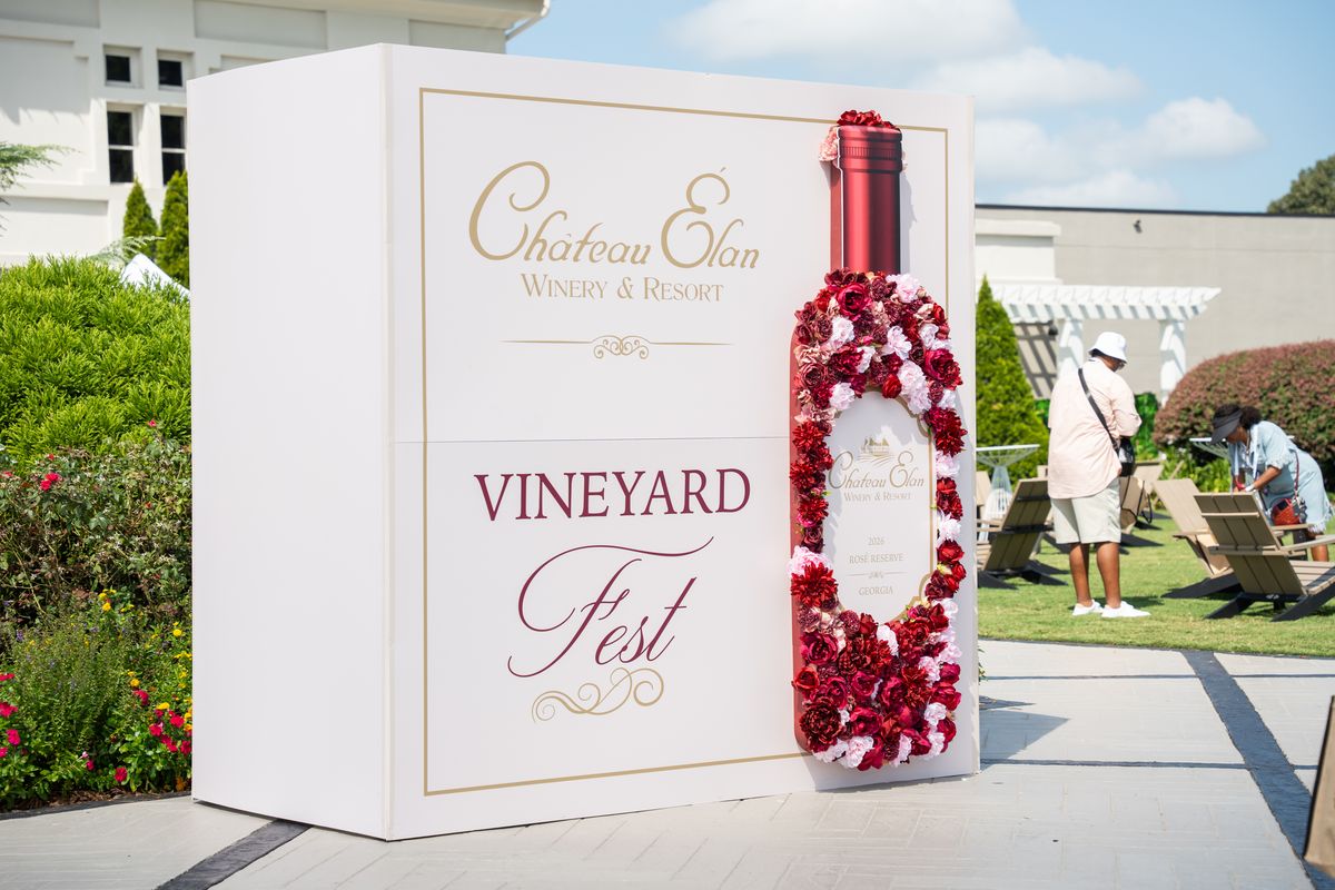 Vineyard Fest welcome sign shaped like a wine box at Château Élan